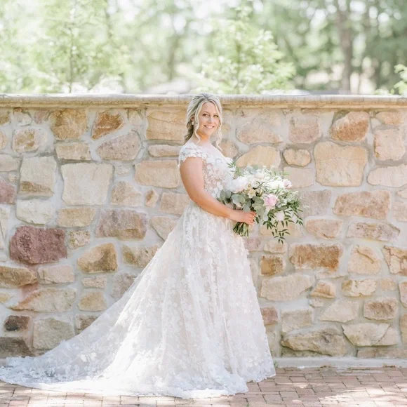 Cream Sleeveless Scoop Neck Wedding Gown